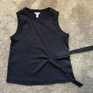 Women’s Nine West sleeveless top with cute side tie detail, size M. EUC!